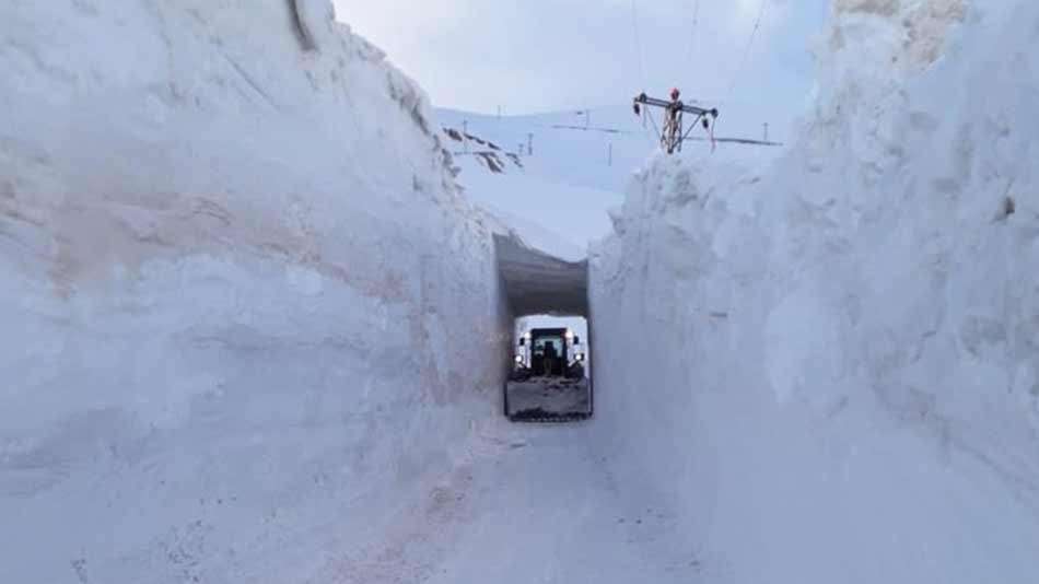 Hakkari'de üs bölgesinin yolu kardan tünel oluşturularak açıldı