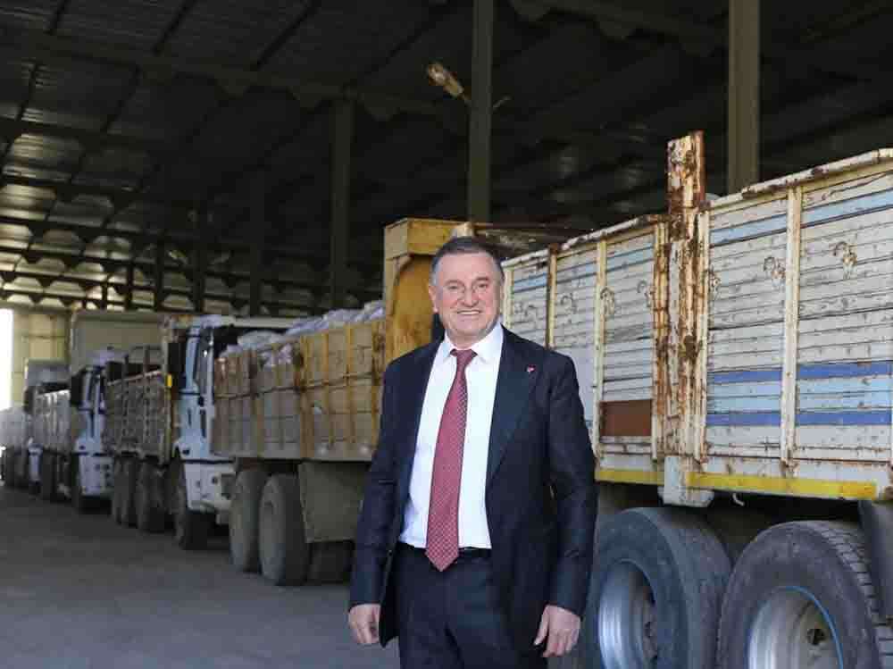 Hatay Büyükşehir Belediyesi  organomineral gübreleri çiftçilere dağıtılmak üzere yola çıktı. 