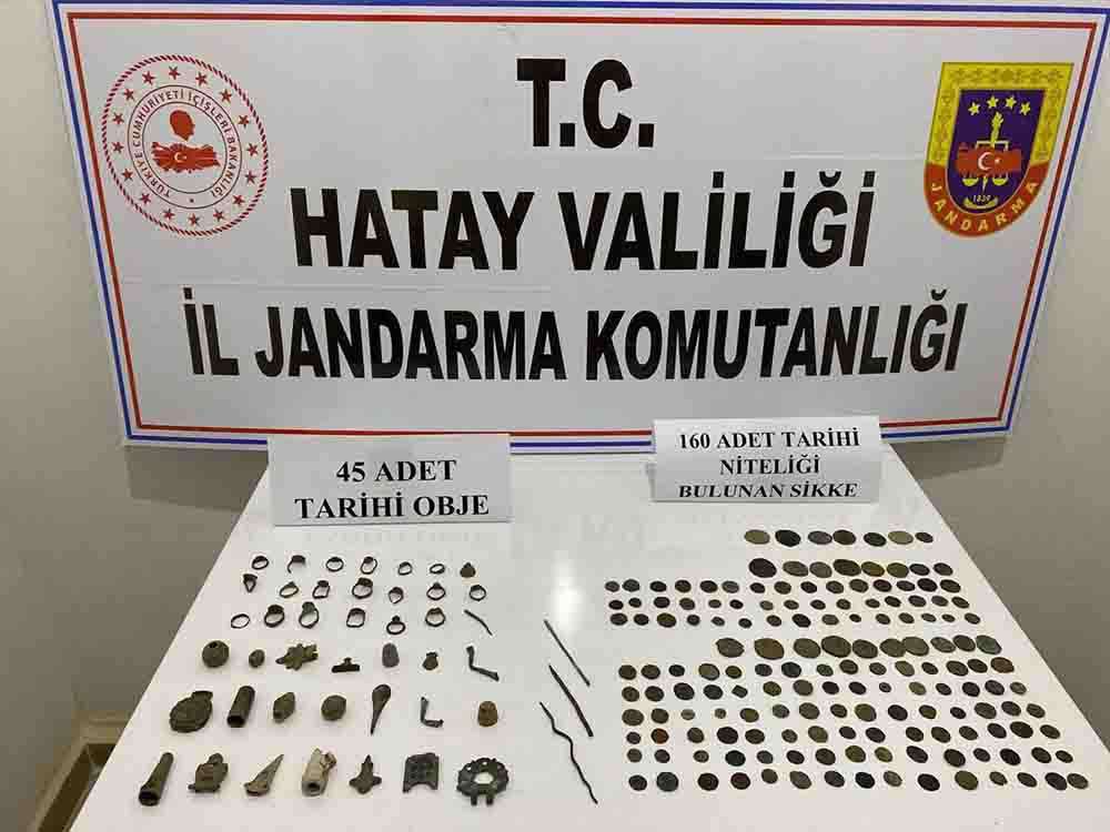 Hatay'da bir evde 160 sikke ve 45 obje ele geçirildi