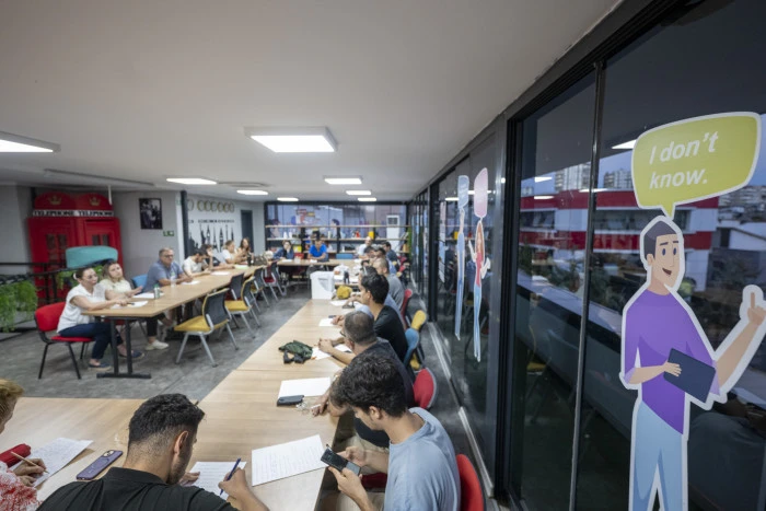 ‘Hello Mersin Yabancı Dil Konuşma Kulübü’, vatandaşların yoğun ilgisi eşliğinde çalışmalarını sürdürüyor.