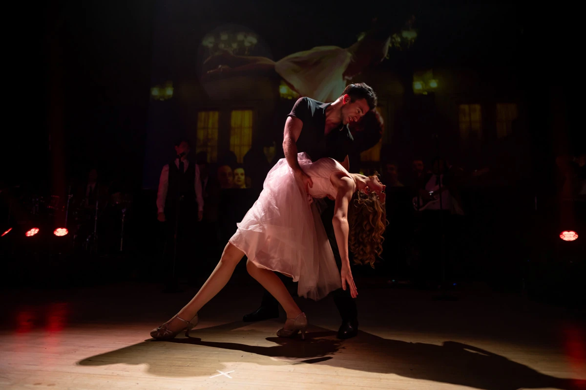 Hem Sinema Hem Canlı M&uuml;zik Keyfi Bir Arada: Dirty Dancing Efsanesi Geri D&ouml;n&uuml;yor