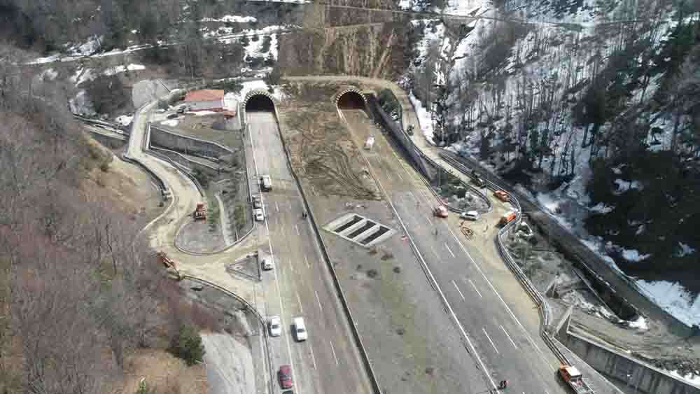 Heyelan sonrası Bolu Dağı Tüneli'nde yol açma çalışmaları devam ediypr 
