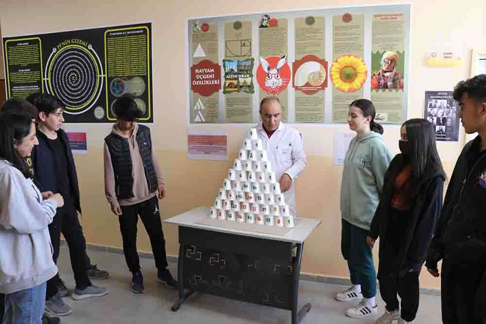 Iğdırlı öğrenciler matematiği  Matematik Sokağında öğreniyor 