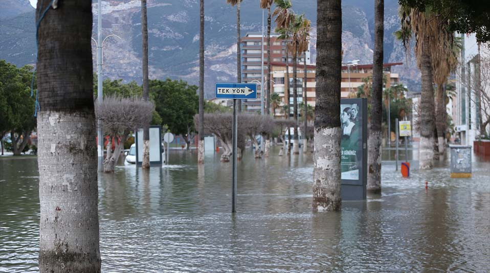 İskenderun'da şiddetli yağış ve rüzgar nedeniyle deniz taştı