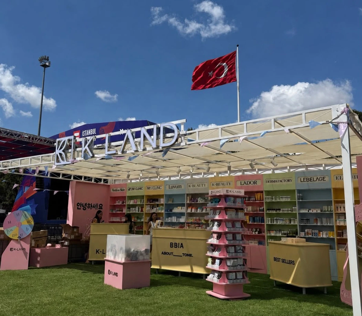 İstanbul Festivali&rsquo;nde Kore R&uuml;zg&acirc;rı: K-LAND Standı &Uuml;&ccedil; G&uuml;n Boyunca Ziyaret&ccedil;i Akınına Uğradı!