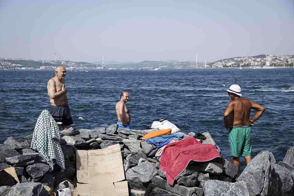İstanbullular sıcak havada denize girerek serinledi