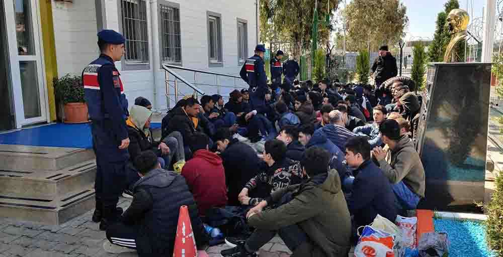 İzmir de 118 kaçak göçmen yakalandı 