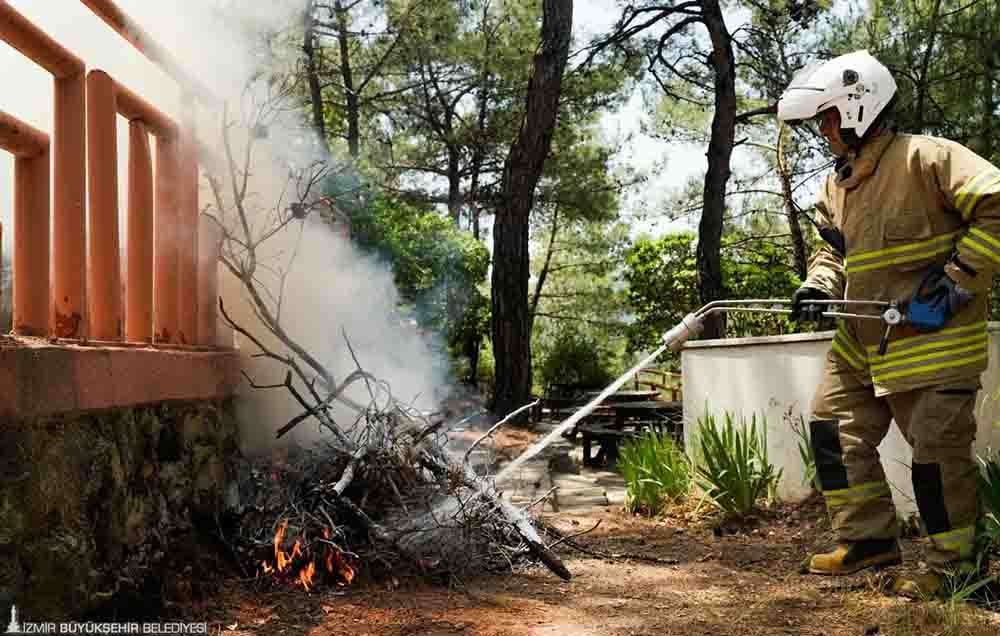 İzmir  İtfaiyesi, hava sıcaklıklarının artmasıyla  orman yangınlarına karşı alarma geçti