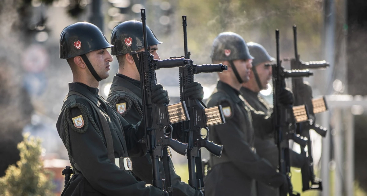 İzmir'de Tarihi Anma: 350 Metrelik Dev Atatürk Posteriyle Kordon'da 'Ata'ya Saygı Yürüyüşü'