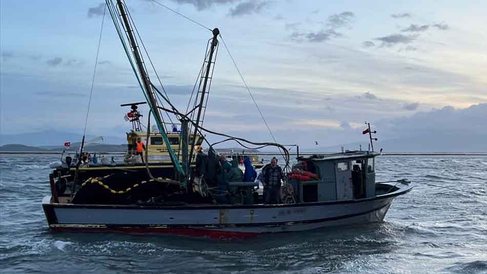 İzmir'de yasa dışı avlanan teknedeki balıkçılara ceza
