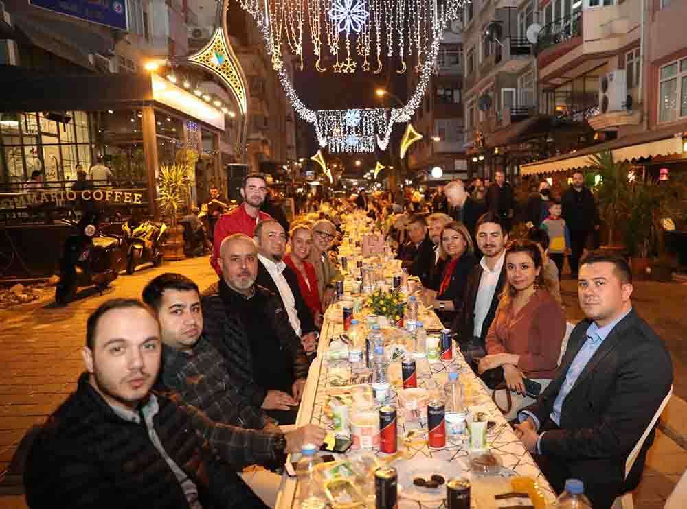 İzmit Belediye Başkanı Fatma Kaplan Hürriyet vatandaşlarla birlikte iftar yaptı. 