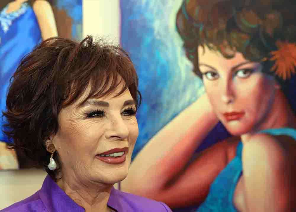 Kadıköy'de Gönüllerden Tuvallere Hülya Koçyiğit sergisi açıldı