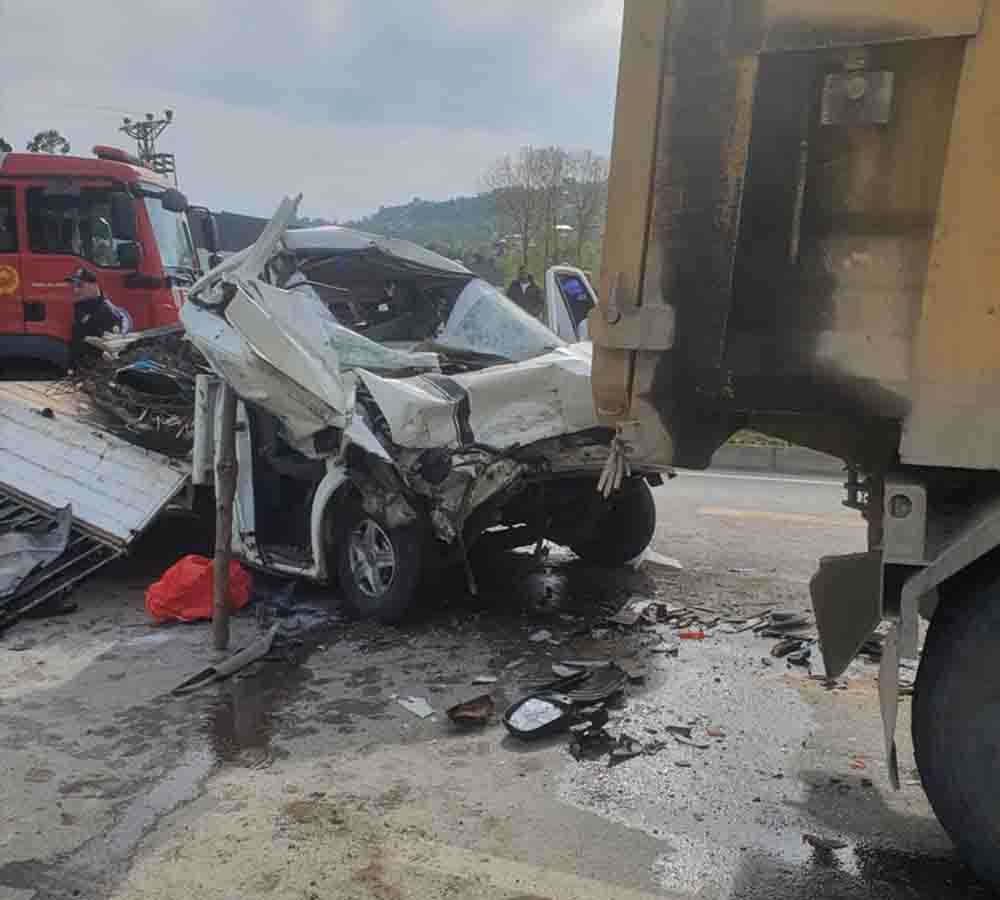 Kamyon ile kamyonetin çarpıştığı kazada 1 kişi öldü, 1 kişi yaralandı