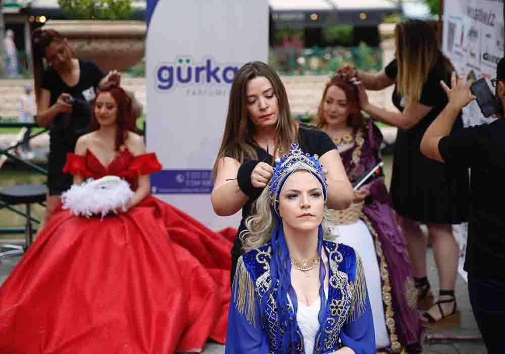  Kanser hastaları için peruk yardımı yapan kuaförler sokak defilesi yaptı