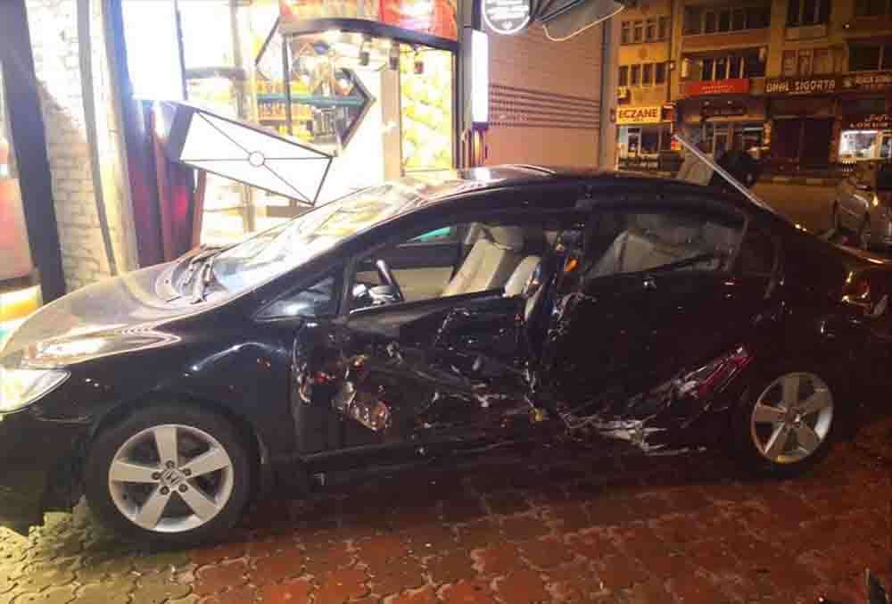 Karabük'te ehliyetine el konulan sürücünün kullandığı cip park halindeki otomobillere çarptı