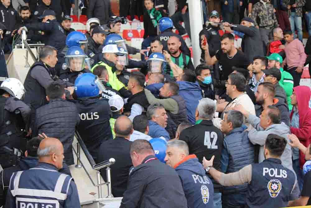 Karaman'da play-off maçında arbede 