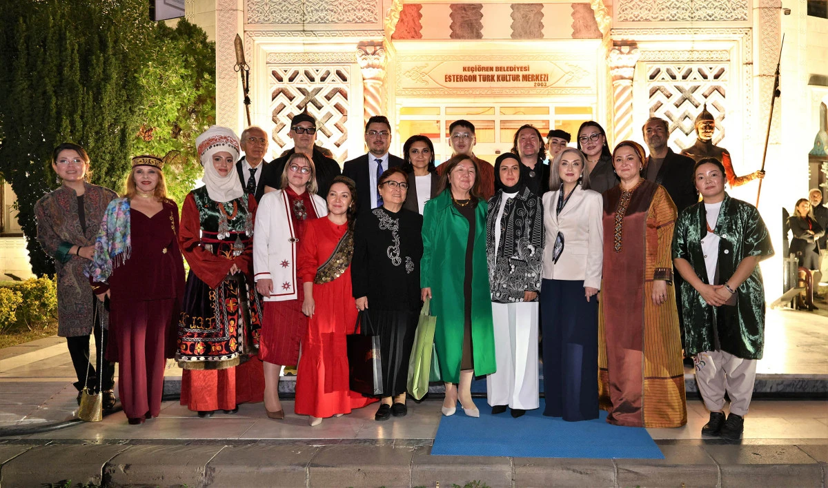 Kardeş Toprakların Nakışları Tek Bir Y&uuml;rekte: Ke&ccedil;i&ouml;ren'de G&ouml;rkemli Etno-Moda Defilesi