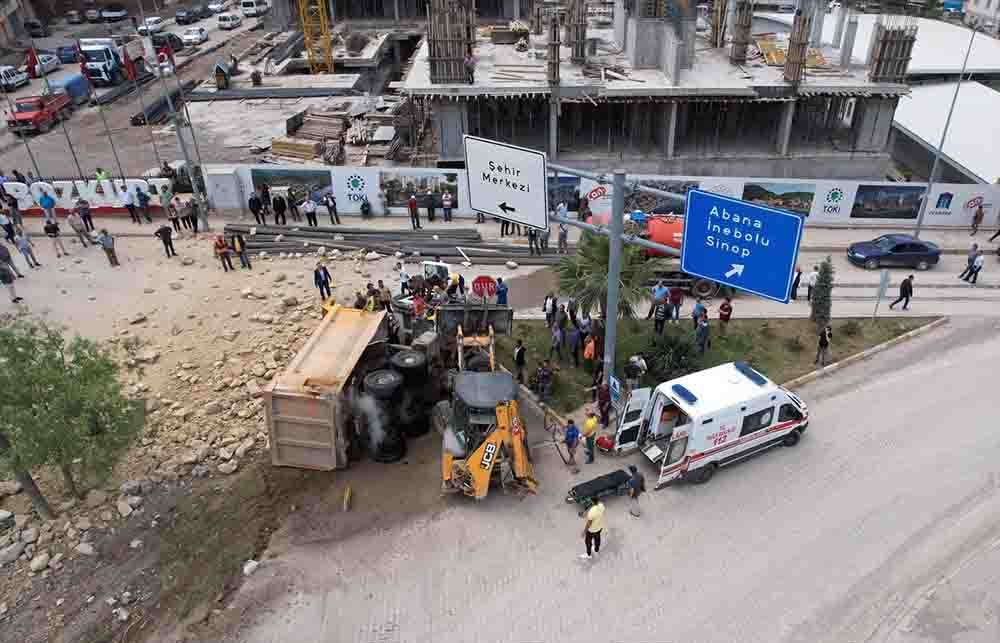 Kastamonu'da devrilen hafriyat kamyonunun sürücüsü yaralandı
