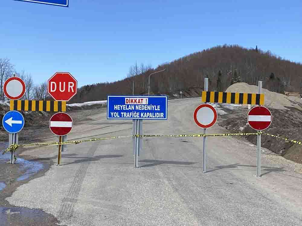 Kastamonu'da heyelan nedeniyle kapanan Çatalzeytin  yolunda çalışmalara devam 