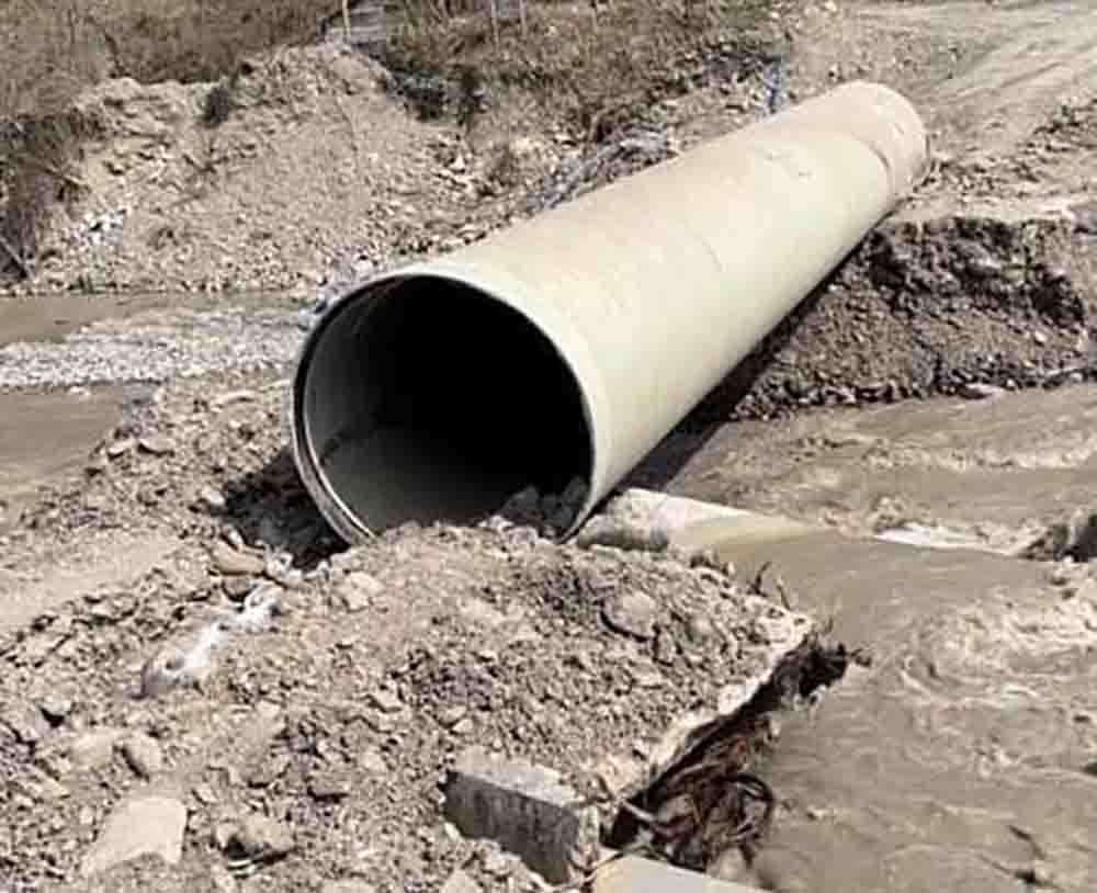 Kastamonu’nun Çatalzeytin ilçesı Kızılcakaya köyünün ilçe ile bağlantısı, geçici köprünün yıkılması nedeniyle kesildi 