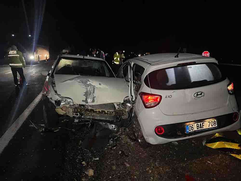 Kavşakta çarpışan iki otomobildeki 4 kişi yaralandı 