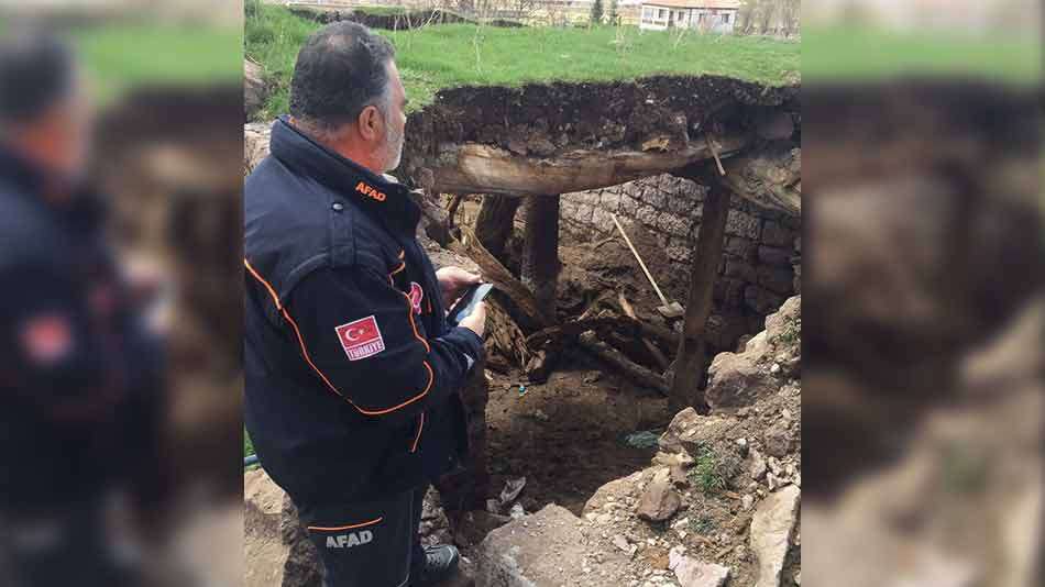 Kayseri'de damı çöken ahırdaki baba ve oğlu yaralandı