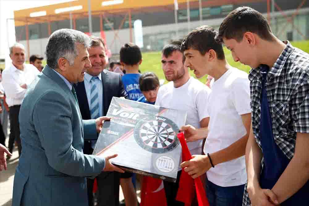 Kayseri'de özel sporculara malzeme desteği