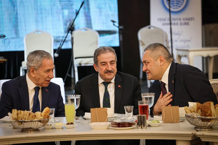 Ke&ccedil;i&ouml;ren Belediye Başkanı Mesut &Ouml;zarslan İftarda Gen&ccedil;lerle Buluştu