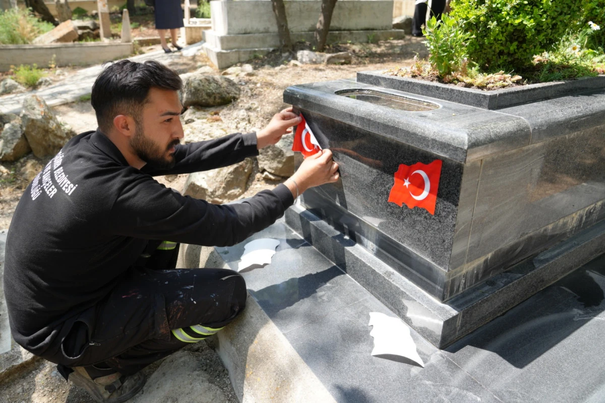 Ke&ccedil;i&ouml;ren Belediyesi Abdurrahim Karako&ccedil;&rsquo;un Kabrini Yeniledi