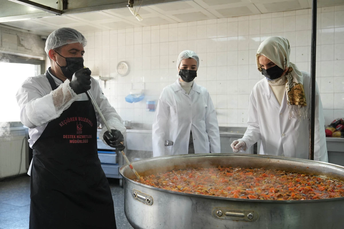 Ke&ccedil;i&ouml;ren Belediyesi Her G&uuml;n Binlerce Kişiyi İftar Sofrasında Buluşturuyor