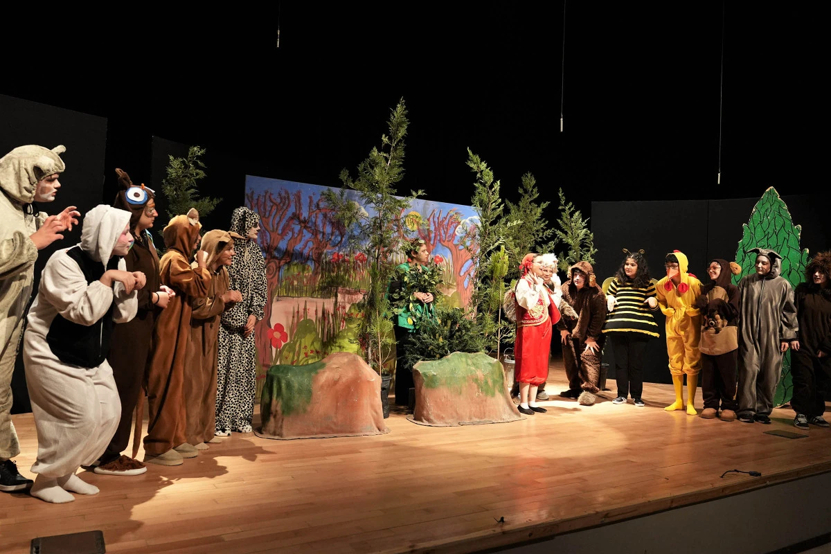 Ke&ccedil;i&ouml;ren&rsquo;de S&ouml;mestir Tiyatroyla Şenleniyor: Minikler Salonları Doldurdu