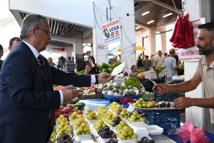 Kemer Pazarı’nda Samimi Ziyaret: Başkan Halkla Kucaklaştı