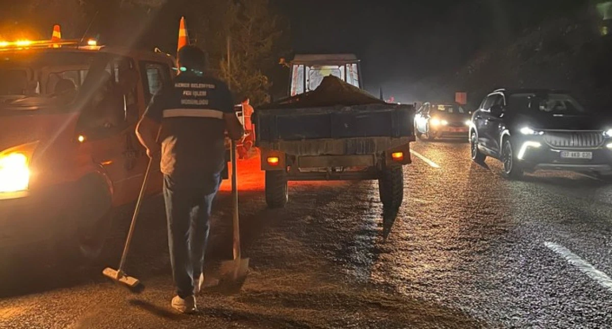 Kemer&rsquo;de Facianın Eşiğinden D&ouml;n&uuml;ld&uuml;: Mazot Yola D&ouml;k&uuml;ld&uuml;, Ara&ccedil;lar Devrildi  