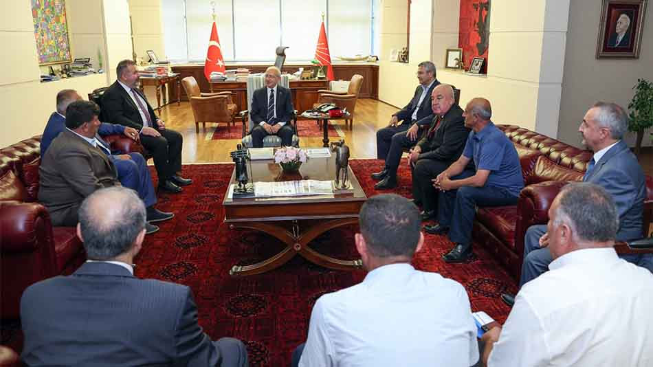 Kılıçdaroğlu, Chp'ye Katılan Bitlis'e Bağlı Gölbaşı Belediye Başkanı Avunç ve Belediye Meclis Üyelerine Rozetlerini Taktı