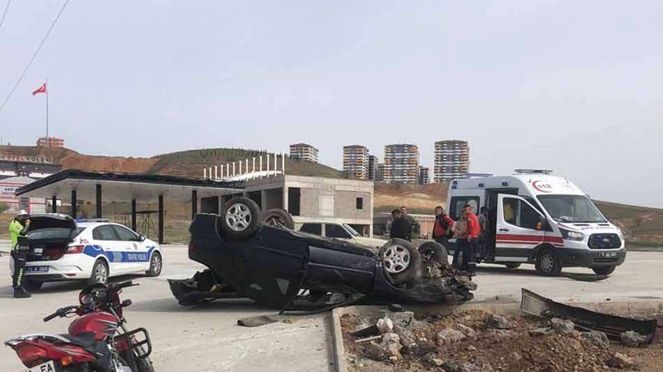 Kırıkkale'de devrilen otomobildeki 4 kişi yaralandı