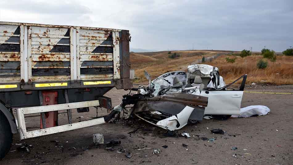 Kırıkkale'de tıra çarpan otomobilin sürücüsü hayatını kaybetti