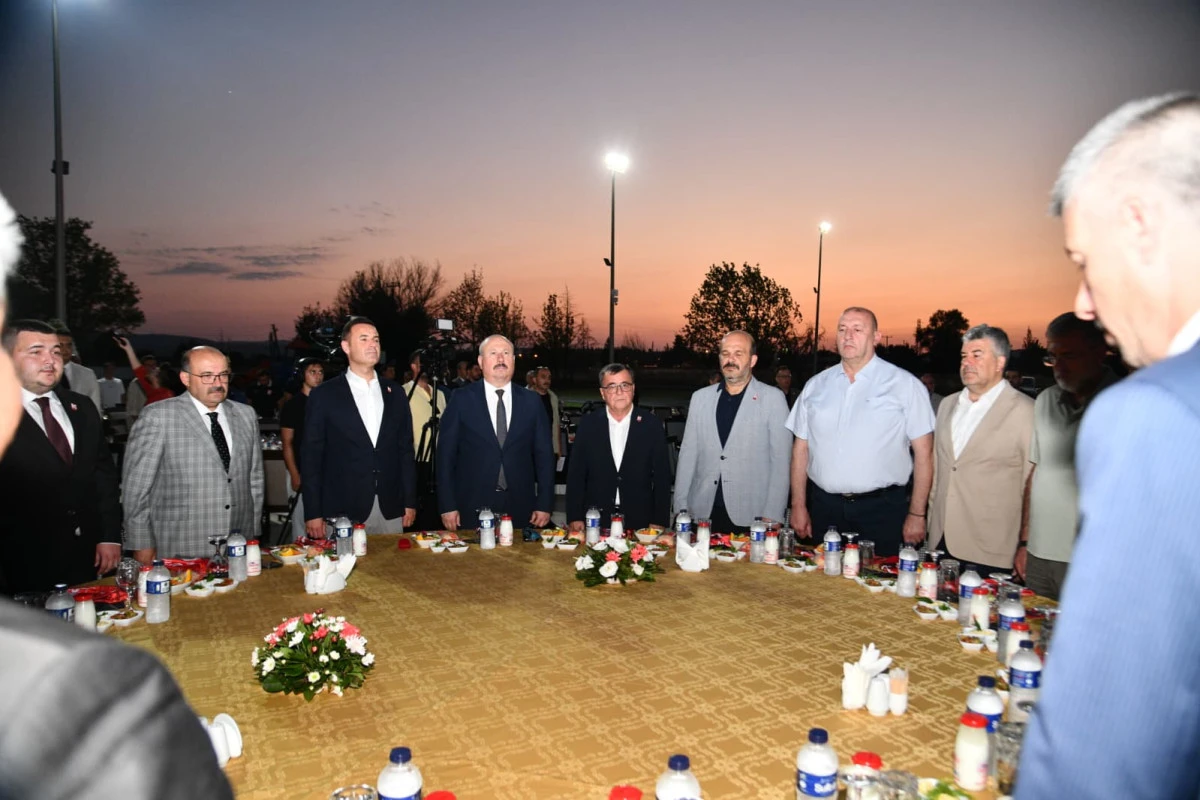 Kırmızı-Beyaz Aşkına 100 Bin Forma: Balıkesir Şampiyonluk İ&ccedil;in Tek Y&uuml;rek!