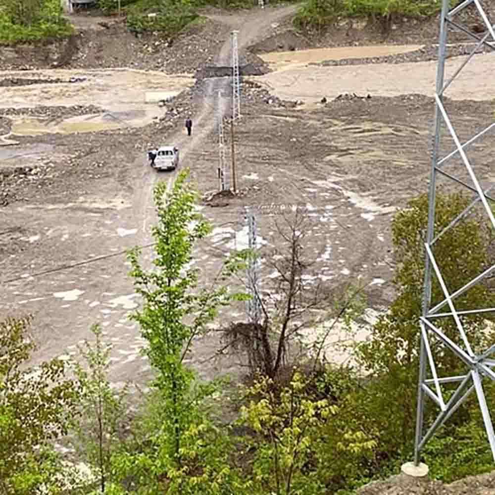 Kızılcakaya Köyü’nün ilçe ile bağlantısı, geçici köprünün 7. kez yıkılmasıyla kesildi.