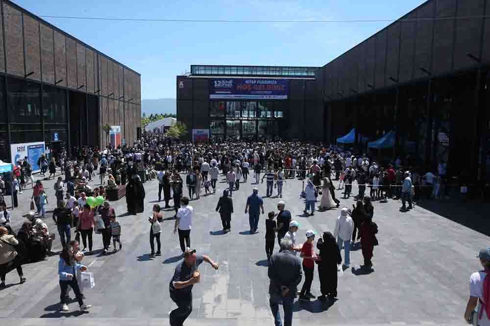 Kocaeli Kitap Fuarı'nın son gününde kitapseverler yoğunluğa neden oldu
