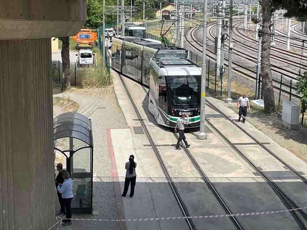 Kocaeli'de raydan çıkan tramvay karşıdan gelen tramvaya çarptı