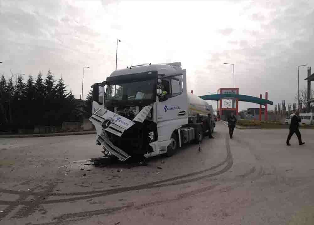Kocaeli'de tanker ile servis  çarpıştı, 20 kişi yaralandı 