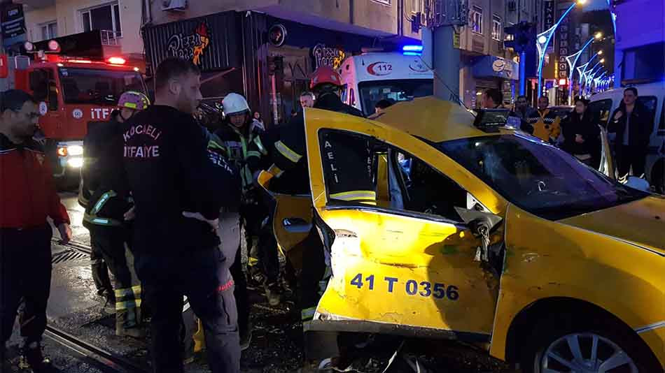 Kocaeli'de tramvayla çarpışan taksideki 3 kişi yaralandı