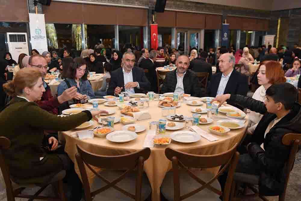 Kocaeli'de yetimler iftarda buluştu 