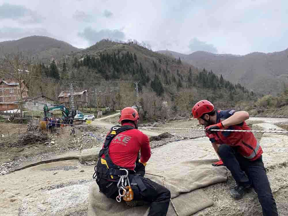 Köprüsü selde yıkılan köydeki hasta çay üzerinden halatlarla karşıya geçirildi