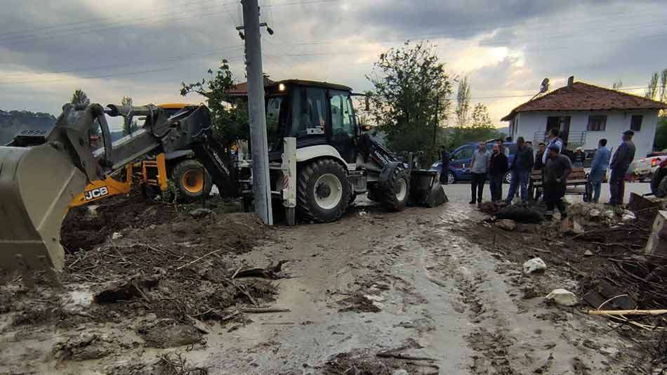 KORKUTELİ’NDE SAĞANAK YAĞIŞ, 2 MAHALLEDE SU BASKINLARINA NEDEN OLDU 