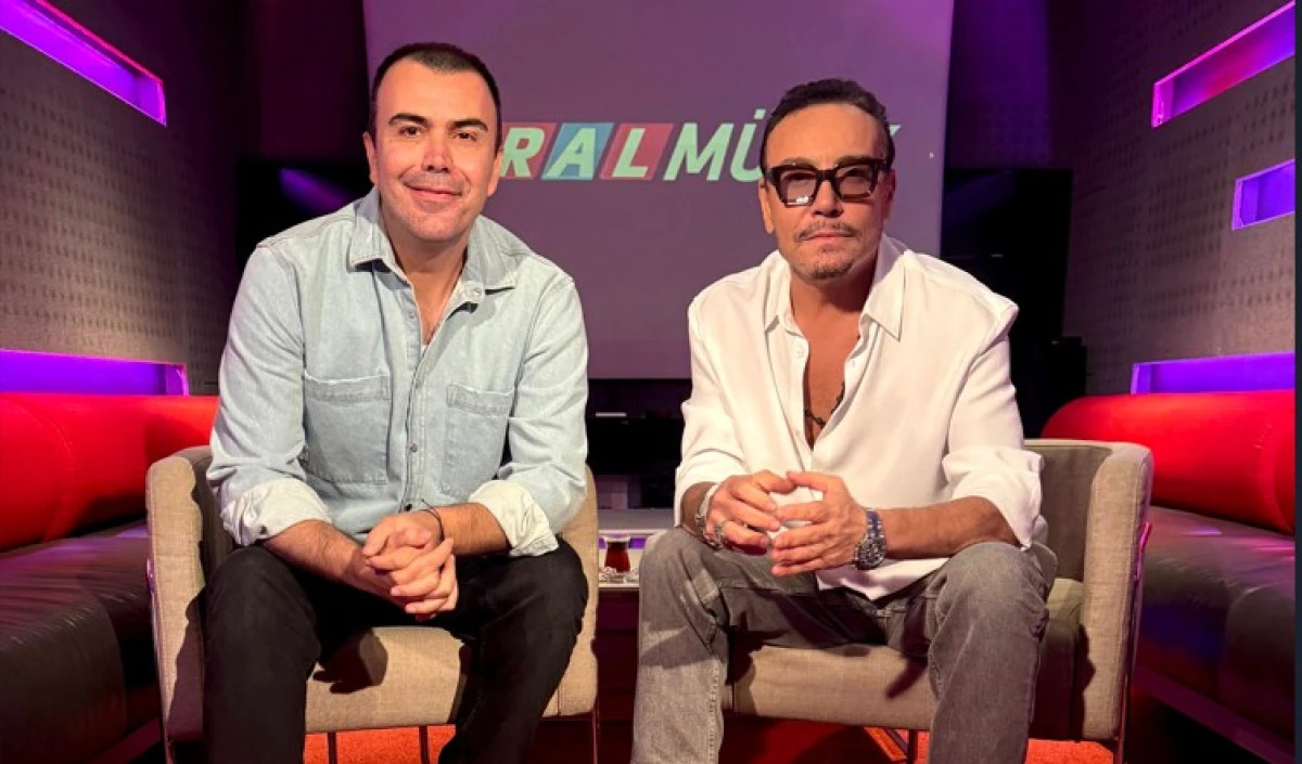 Kral M&uuml;zik&rsquo;te Serhat Tekin&rsquo;in Konuğu Olan Cenk Eren Y&uuml;z&uuml;ne G&uuml;l&uuml;p Arkanızdan Kuyu Kazayanları Anlattı