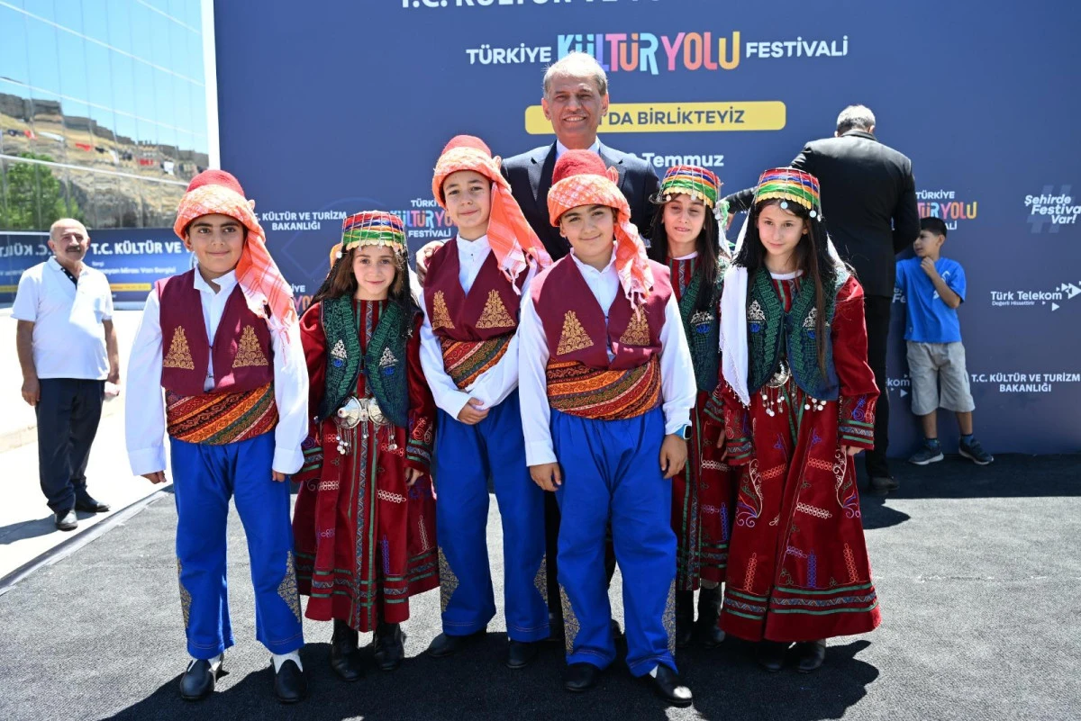 K&uuml;lt&uuml;r Yolu Van&rsquo;a D&uuml;şt&uuml;: 9 G&uuml;nl&uuml;k Dev Ş&ouml;len Başladı