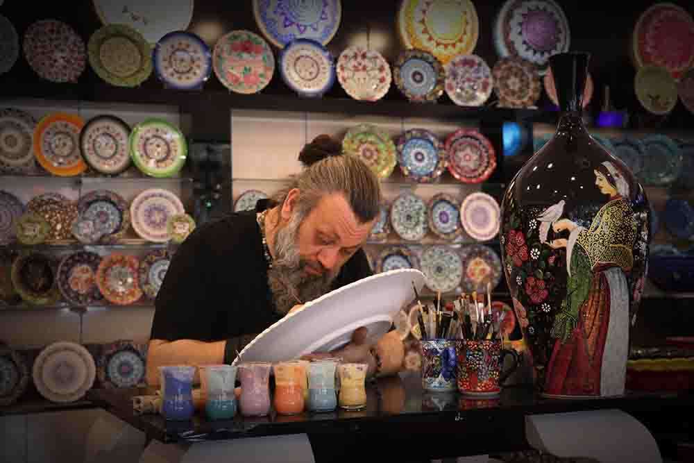 Kütahyalı çini ustası eserlerini resim ve gravürle zenginleştiriyor