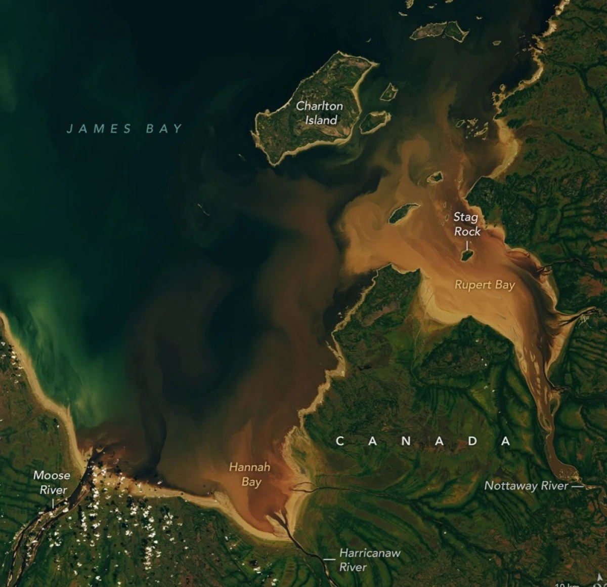 Landsat 9 Uydusundan B&uuml;y&uuml;leyici G&ouml;r&uuml;nt&uuml;: Kanada&rsquo;nın Sularında Doğal Renk Değişimi