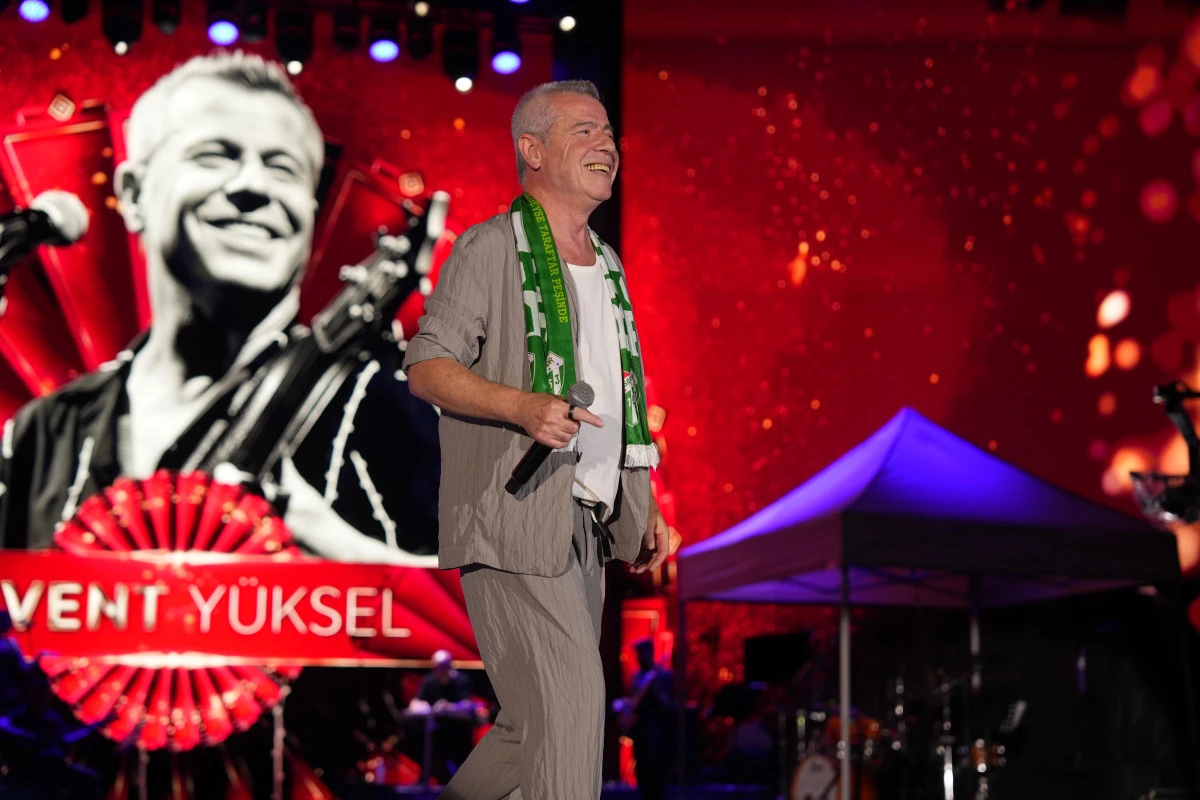 Levent Y&uuml;ksel Unutulmaz Şarkılarıyla Bursalıları B&uuml;y&uuml;ledi